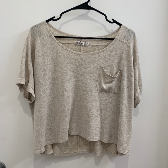 Hollister Tops - Hollister cropped creme flowy tee